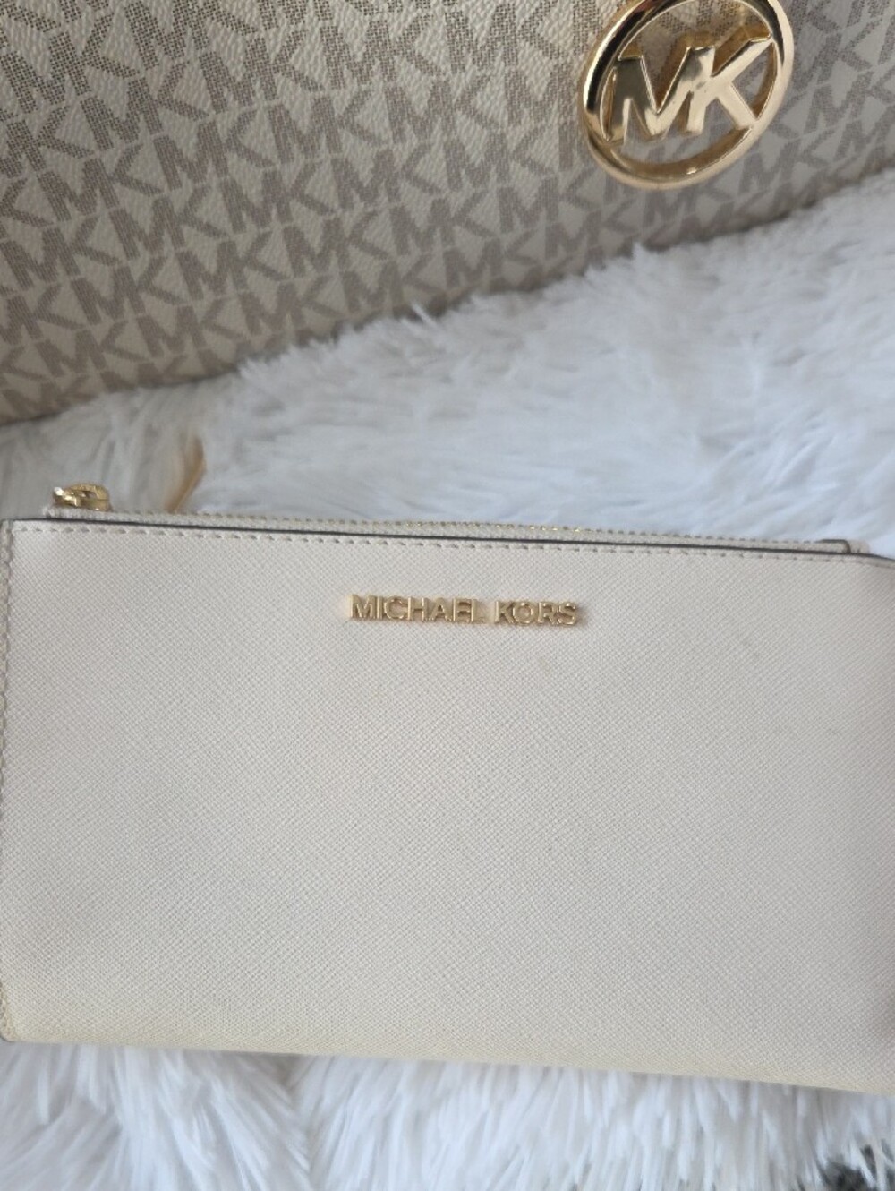 Michael Kors Duffle Bag with Matching Wallet/ Wristlet - Picture 4 of 9